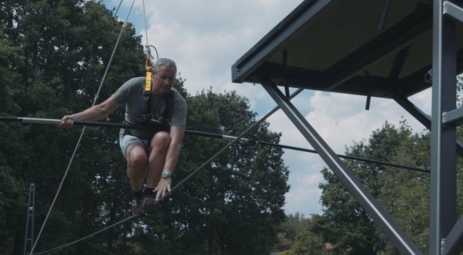 Gert Verhulst verliest evenwicht tijdens koorddanstraining