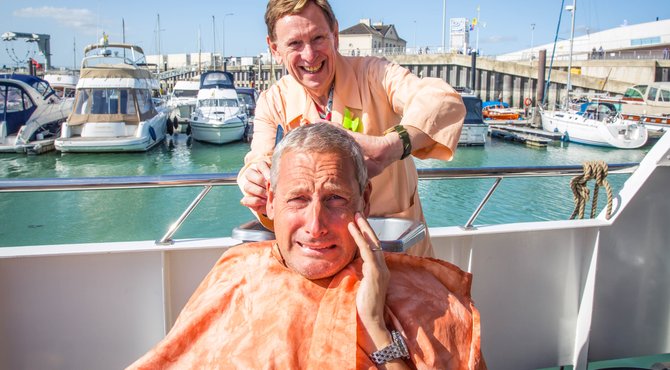 Alberto Vermicelli knipt de haren van Gert Verhulst op de Evanna