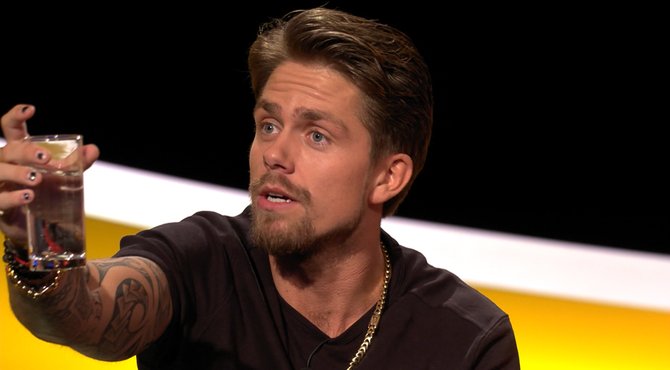 Met dit geniale trucje krijgt André Hazes gratis drank