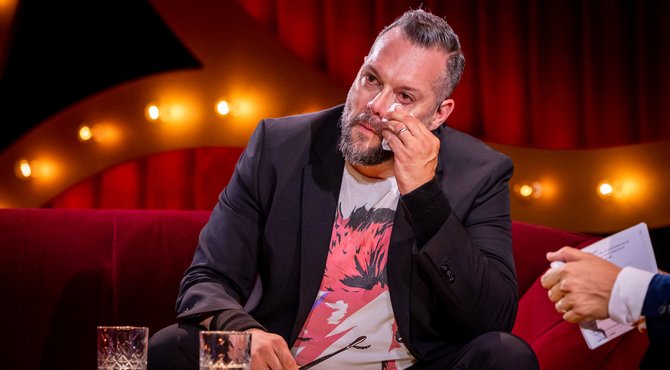 Alex Agnew in tranen bij eerbetoon aan zijn papa in James De Musical