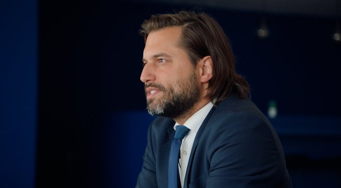 Bouchez: “Ik stel voor om de legerdienst opnieuw in te voeren in België”
