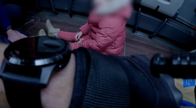 Dringende interventie: achtergelaten kind wordt gevonden op de bus