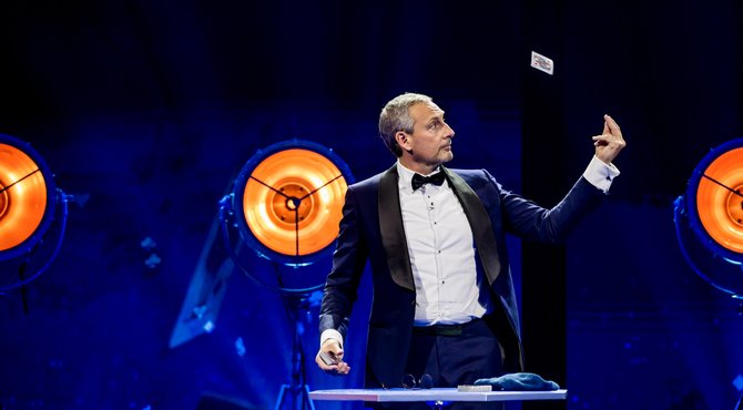 Gert vingervlug met speelkaarten: "Voel de druppels zo in mijn bilspleet lopen"