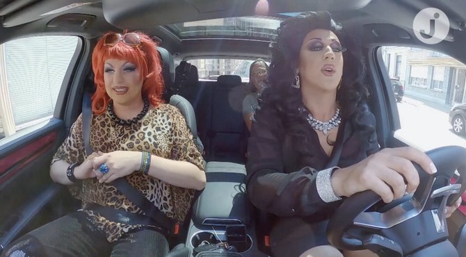 Onze dragqueens geven Hilde een waardig afscheid na 4 decennia als vroedvrouw