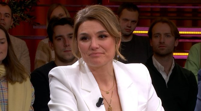  Evi Hanssen emotioneel:“In een roes is mama zachtjes naar de hemel aan het gaan”