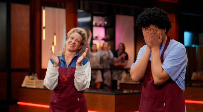Tranen in MasterChef: Hakim emotioneel na verrassing van juryleden 