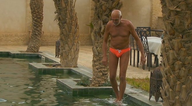 Sean Connery in een oranje zwembroek