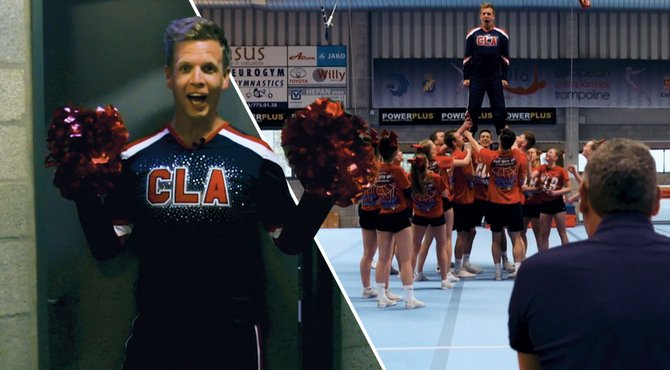Gert Verhulst ligt dubbel tijdens  cheerleadertraining James Cooke