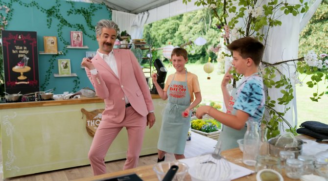 Jeroom ontdekt een jongenshoek in de tent: "Pintjes?"