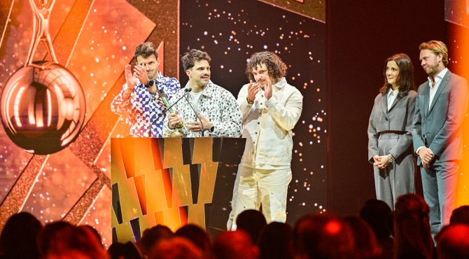Average Rob zet alle tv-zenders aan de kant en wint Online Videoreeks