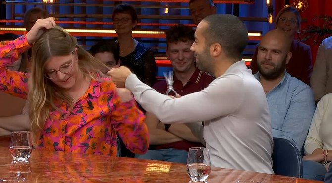 Ook aan De Tafel van Vier zetten we de schaar erin als steun voor protesten Iran