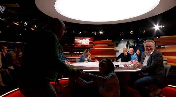 Michel Van den Brande vraagt zijn Sofie ten huwelijk live aan tafel