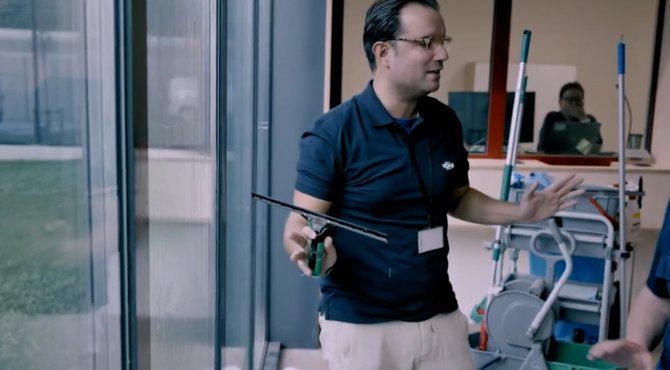 Omar Souidi krijgt een opleiding tot poetshulp: "Ik wil dit zeker proberen"