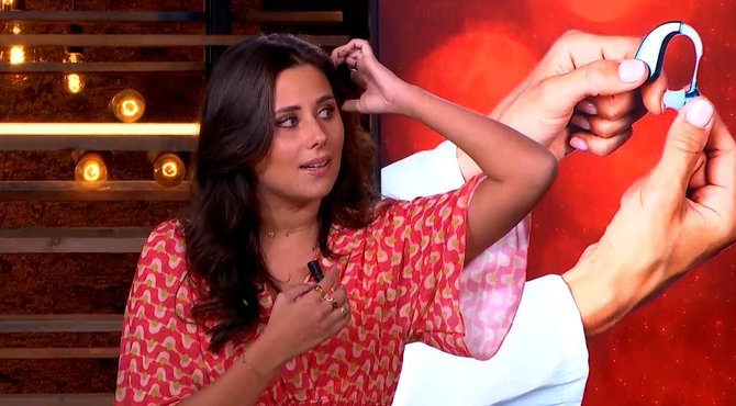 Raphaella Deuringer breekt taboe op hoorapparaat: “Zonder ben ik sneller doof” 