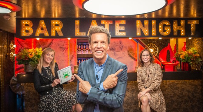 Coronaheld juf Shana werd in de bloemetjes gezet door Ketnet-held Maureen