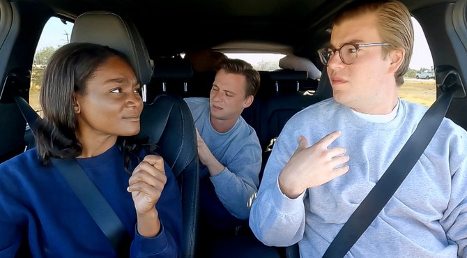 Sfeer in de ene auto, vragen in de andere: "Mannen, wat is er aan het gebeuren?"