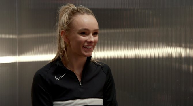 Wesley ziet dochter Amy meteen 100 meter slaan bij het golfen!