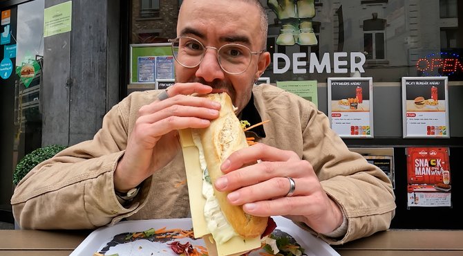 Jonatan gaat eten bij broodjeszaak De Demer: "Niet zo slecht als beschreven."