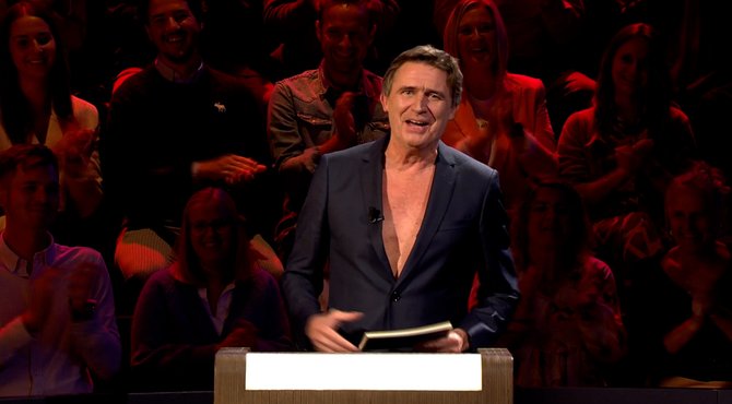 WAUW! Erik Van Looy presenteert in blote borst