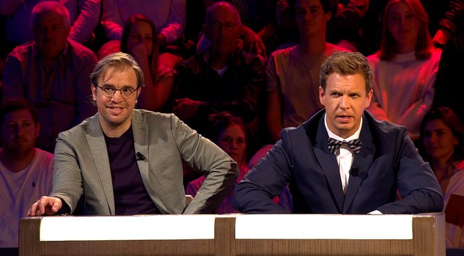 Wat doet James allemaal achter de jury desk?  "Ja ik heb dat hier al gehad."