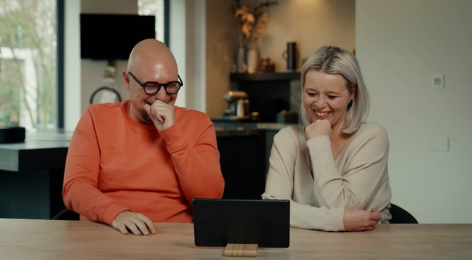 Bart en Kinga moeten hard lachen bij de onrealistische opmerkingen van Christine