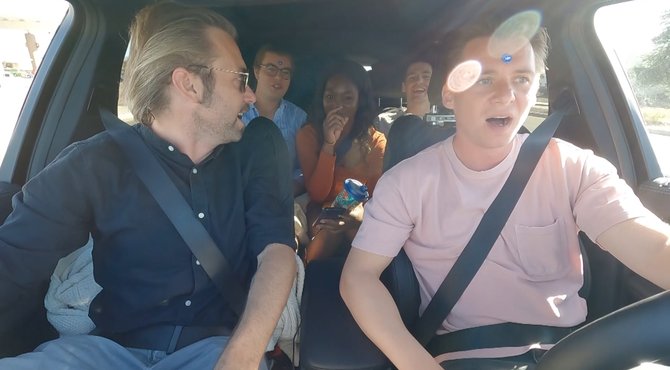 Niet op tv: Problemen met de muziek in de auto: “Allee, meen je dat nu echt?”