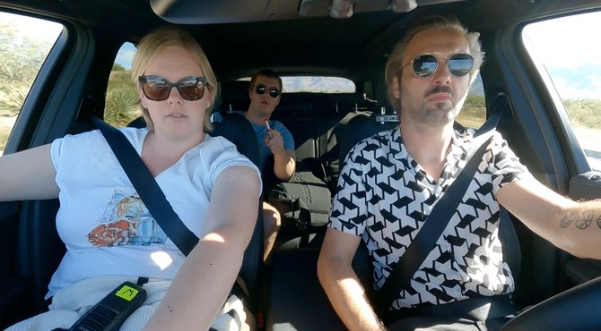 Niet op tv: Gesukkel met de radio in de auto bij Thomas en Lieselot
