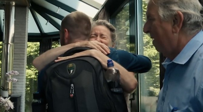 Emotioneel: Voortvluchtige Lothar en zijn mama herenigd in Klopjacht