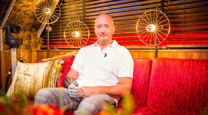 De eerste man ter wereld die na een hersenbloeding een bionische arm kreeg