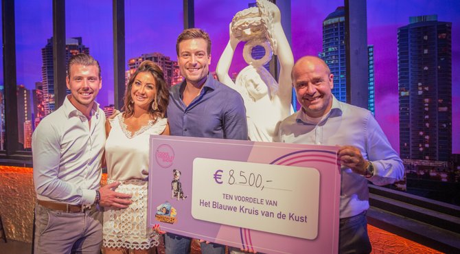 Veiling Viktors Grote Ruiltocht levert 8500 euro op voor hondenasiel