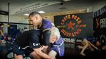 Pedro en Robin gewurgd door UFC-kampioen Charles 'Do Bronx' Oliveira