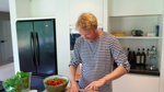 Rik serveert zijn beste Jeroen Meus imitatie in Komen Eten: 'alles bij de Jerre is lekker, gezellig en romantisch'