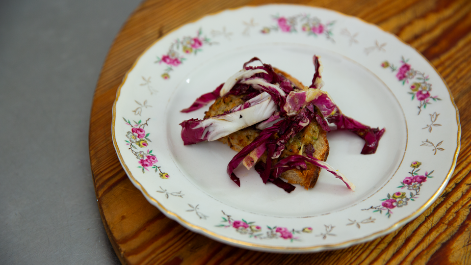 Crostino met salsiccia, stracchino en radicchio 