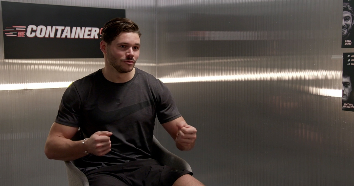 Niels Bus slingert naar de eerste plaats op de monkeybars!