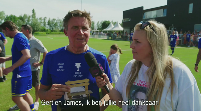 Erik Van Looy krijgt unieke prijs bij laatste voetbalmatch: "Ik ben zo dankbaar"