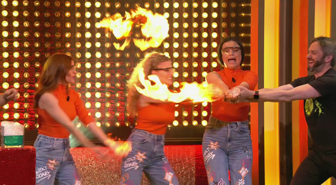 K3 wordt in brand gestoken tijdens De Cooke & Verhulst Show Live