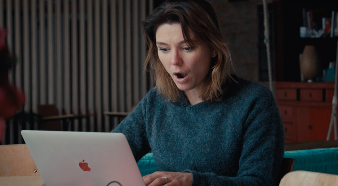Evi chat met een onbekende man en krijgt meteen onaangename verrassing te zien