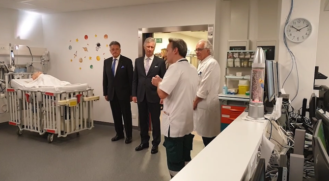Koning op bezoek in UZ Brussel: "Eerste keer in weken dat hij Laken verlaat"
