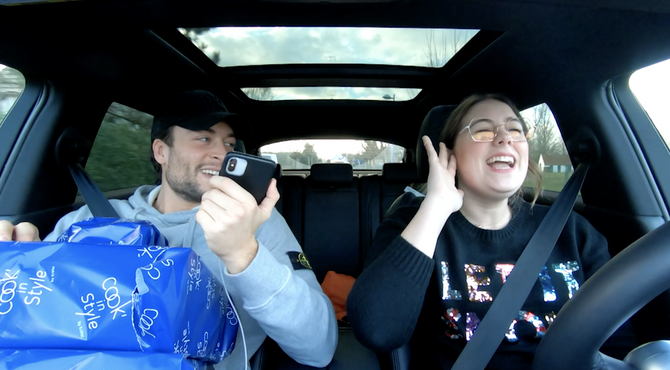 Niet voor gevoelige oortjes: Marie en Viktor zingen kerstliedjes in de auto