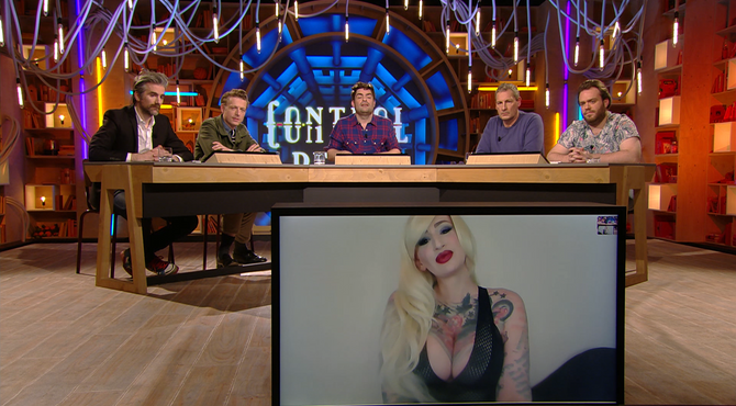 Pedro en panel skypen met een vrouw die een fortuin vergaarde op het internet
