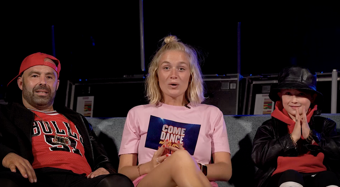 Julie legt enkele dilemma's voor aan de duo's...