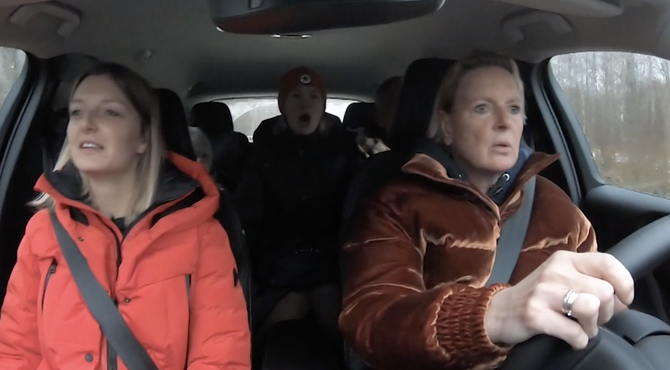 Hilarisch: De eerste glibberige beelden van Kerst met de familie Meiland