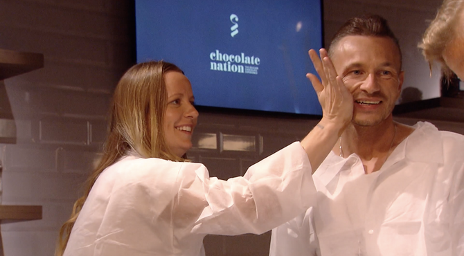 Smerig chocoladegevecht tijdens de groepsdate 