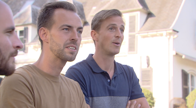 Mannen brengen verslag uit over hun lesje seksuele opvoeding aan de kinderen
