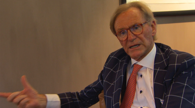 All star Willy Naessens brengt zakelijk bezoek aan Frederik: "Ge blinkt!"