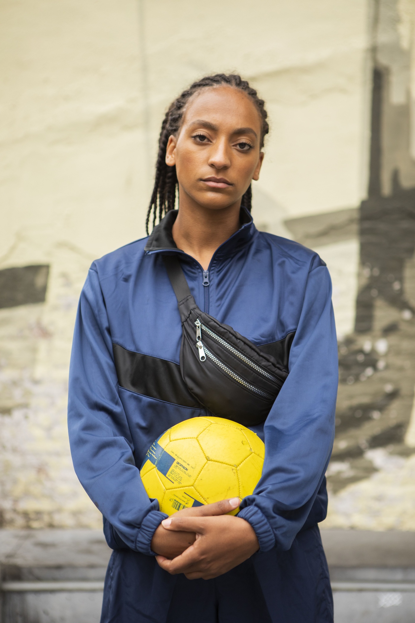 Zizou - Bikkelharde straatvoetbalster die niemand nodig heeft.